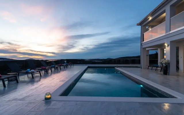 Luminous Infinity Villa With Pool and Gym