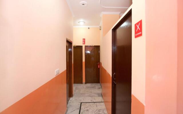 OYO 11886 Hotel Crystal