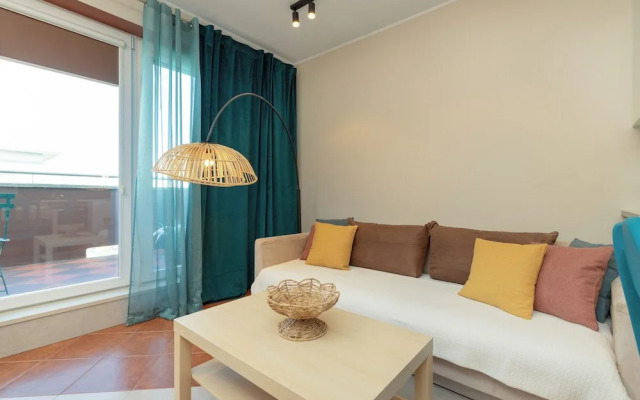 Cosy Turquoise Apartment by Renters
