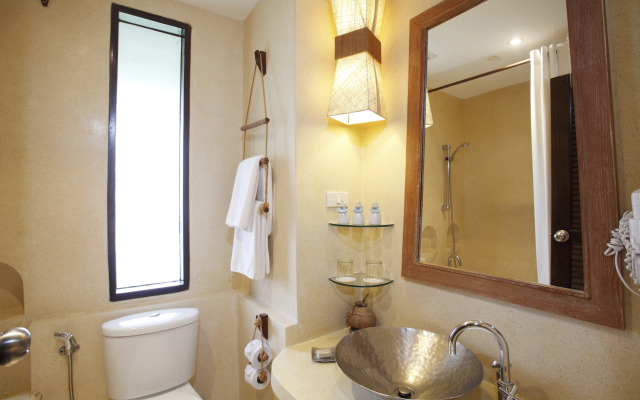Aana Resort & Spa