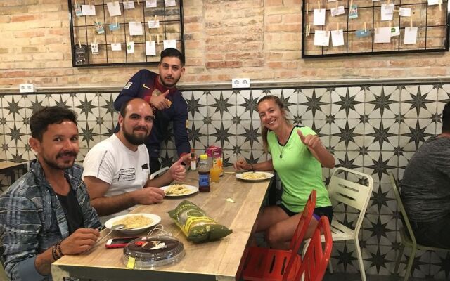 Hola Hostal Collblanc - Hostel