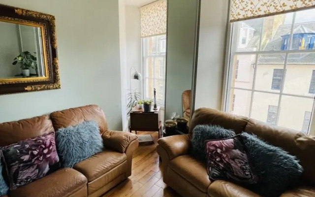 Charming 2-bedroom Apartment Located in Ayr
