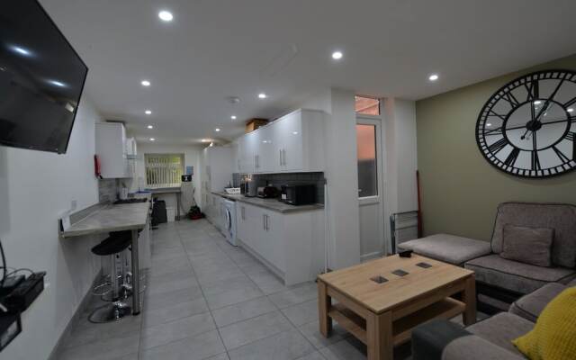Enticing Holiday Home in Coventry With Garden