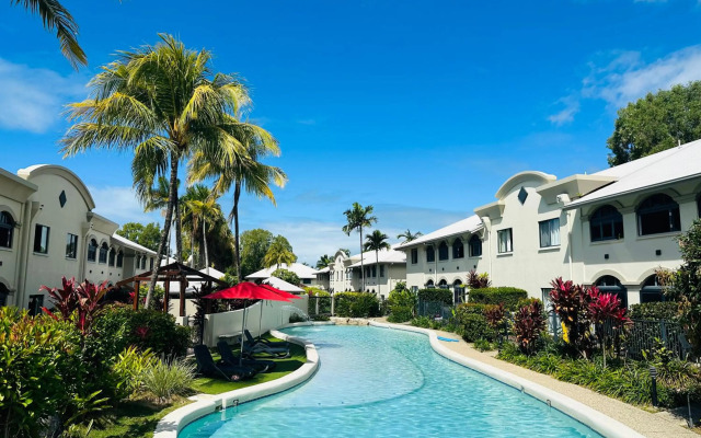 Palm Cove Pool Access Apartment