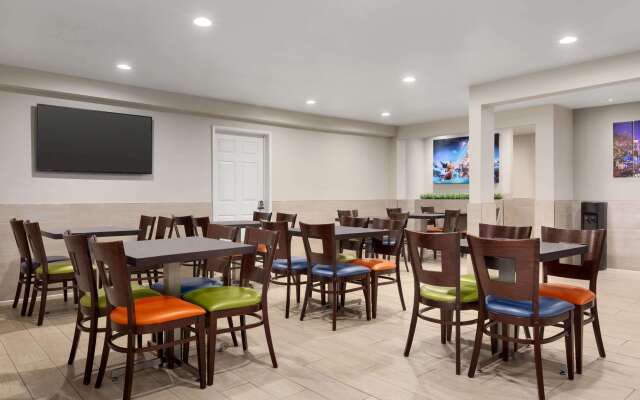 Days Inn & Suites by Wyndham Anaheim At Disneyland Park