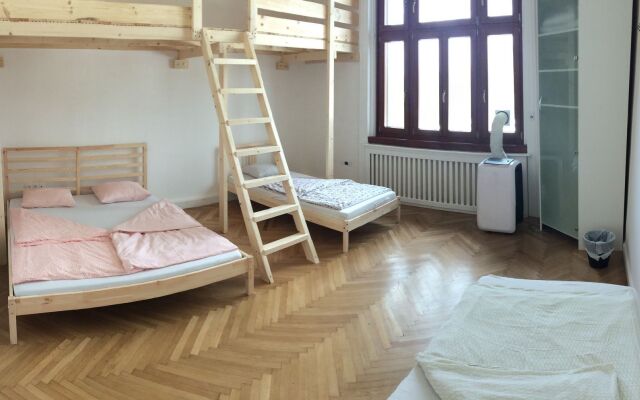 Baroque Hostel & Coworking