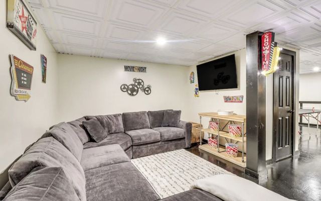 7 Mi to Big Boulder: Resort-style Poconos Retreat