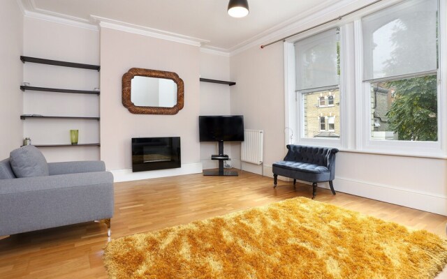 A Bright &Spacious 2 Bed Apt in West Kensington