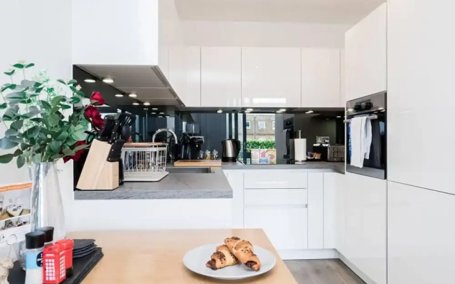 1-bed Apartment in Staines, Parking and Balcony