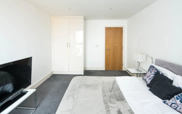 Immaculate 1-bed 1-bath Apartment in London Area