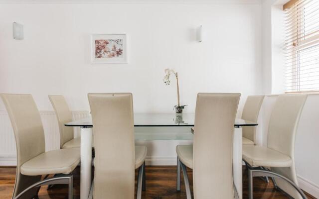 Top quality two bed apartment near beach front