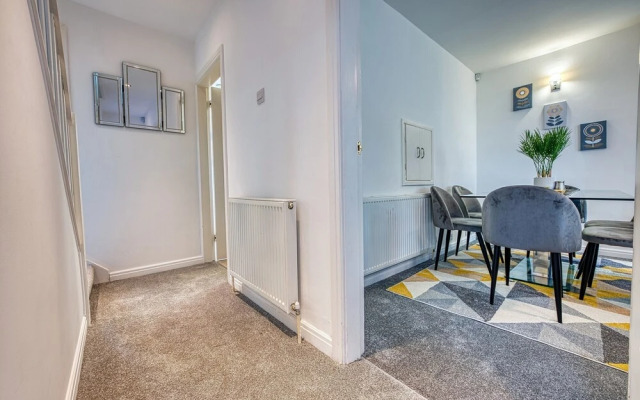 Modern 3 Bedroom 2 Bath Hse with Parking