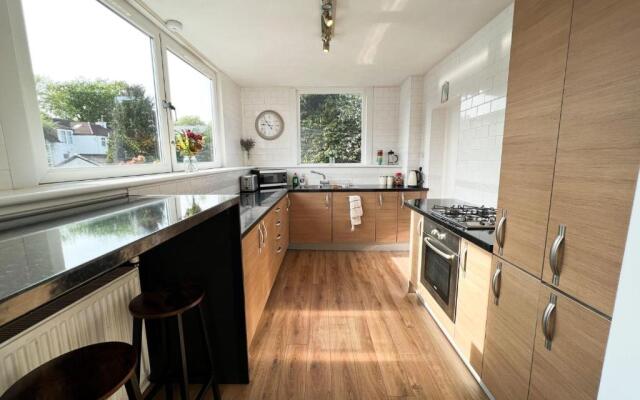 A Spacious Flat with Character - Private Car Space