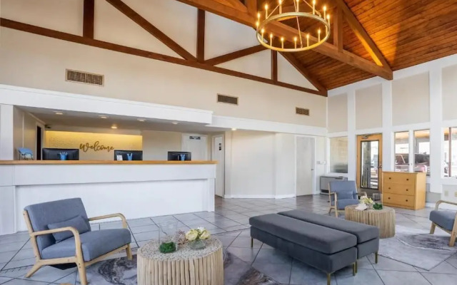 Waves Oceanfront Resort