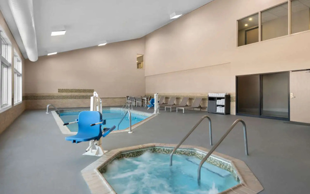 Country Inn & Suites by Radisson, Coon Rapids, MN