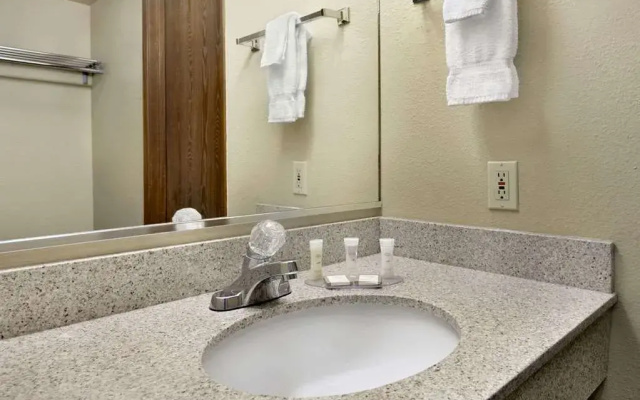 Howard Johnson Inn & Suites Tacoma Near McChord AFB