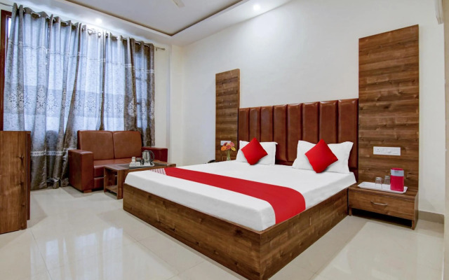 OYO Flagship 80495 Table And Talk