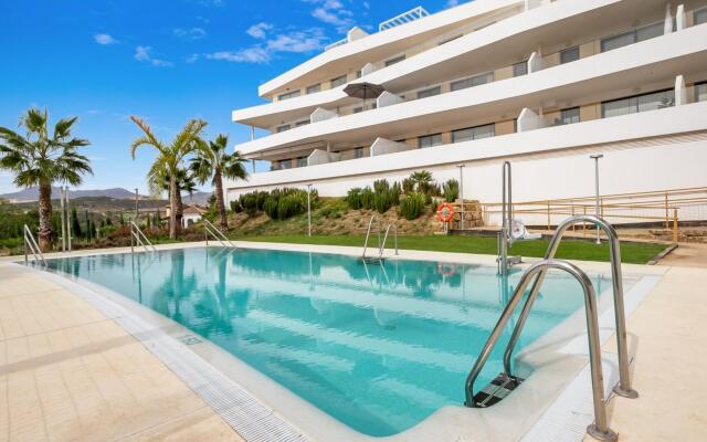 Roli in Estepona with 2 bedrooms and 2 bathrooms