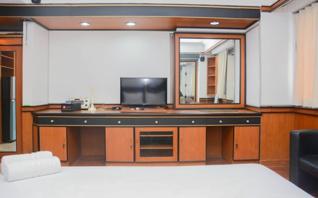 Stylish and Posh Studio Park Royale Apartment