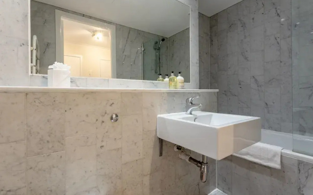 2 Bedroom Thames Apartment With Stunning Views