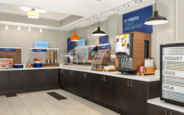 Holiday Inn Express & Suites Philadelphia - Mt. Laurel by IHG
