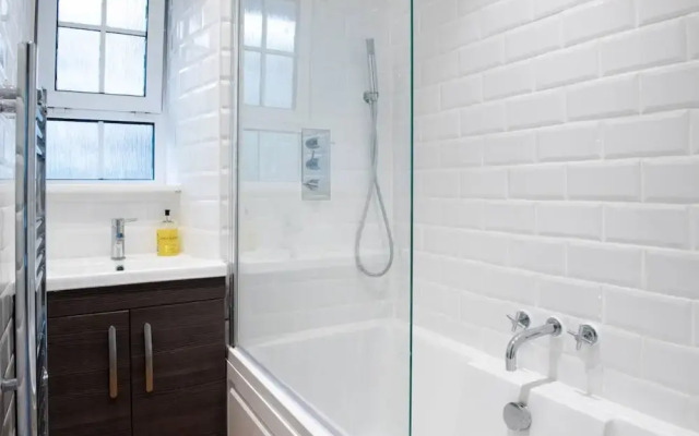 Modern 2 Bedroom Flat in Prime Waterloo Location
