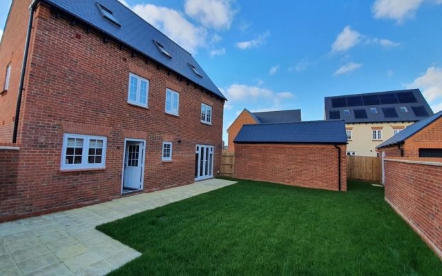 Lovely 5-bed House in Centre of Bicester Village