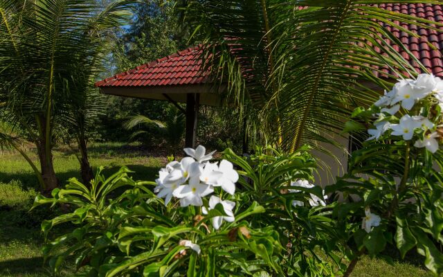 Pranee Beach Bungalows