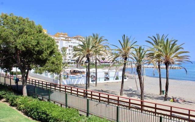 Frontline sea in the center of Puerto Banus.2bedrooms -Garden