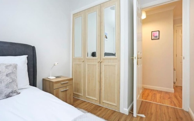 Sophisticated Apt in Trendy Leith Port District
