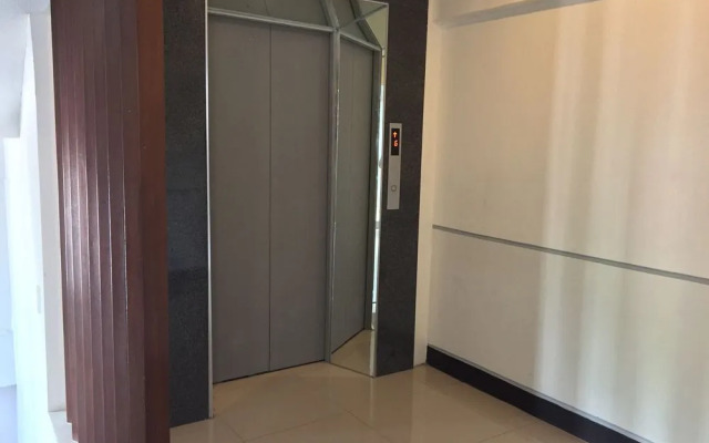 OYO 543 Negrense Suites