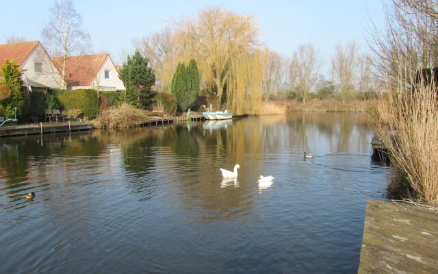 Tidy Bungalow With Dishwasher, Close to the Water