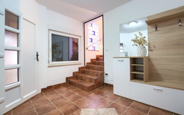 Awesome Home in Jadreski With 4 Bedrooms and Wifi