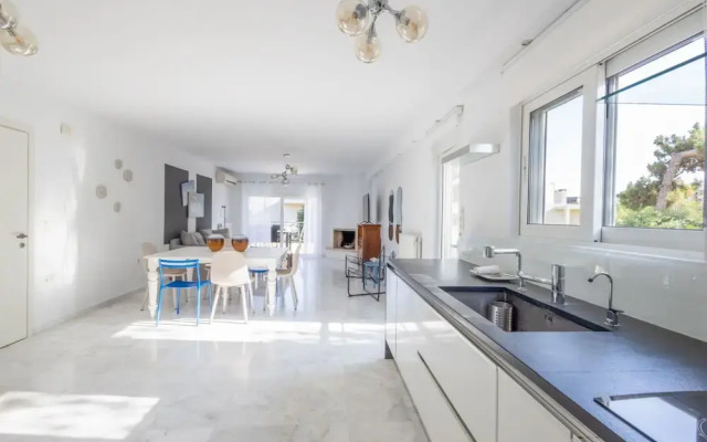 Elegant Coastal Haven Fully Renovated 3-bedroom Apartment