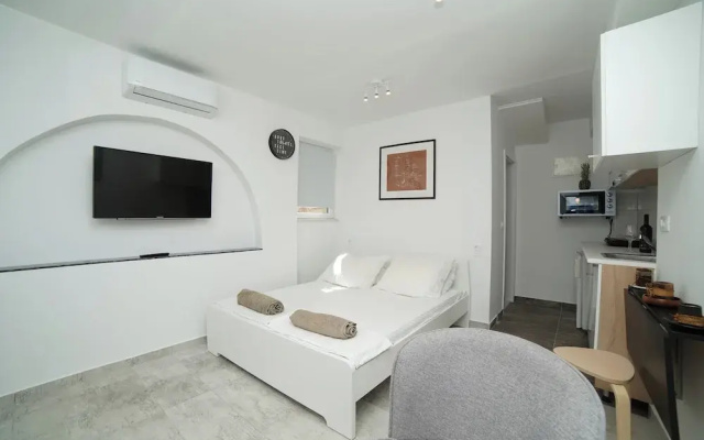 Victor - Adorable Studio with Terrace