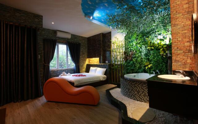 Lotus Hotel - The Cupid Room