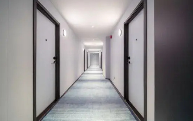 Haiyou Hotel (Shanghai Dong'an Road Subway Station)