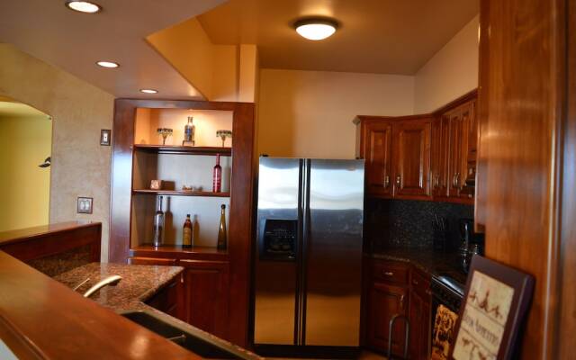 Playa Villa - 2 Br condo by RedAwning