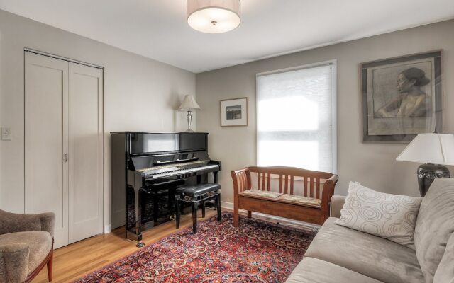 Lovely Laurelhurst - Music Room & Sunny Yard 3 Bedroom Home