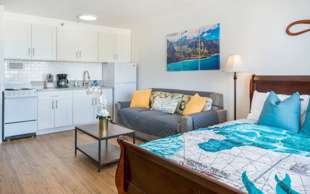 Marine Surf Waikiki w/ Beach Gear & Parking!