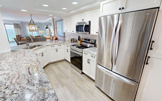 Inlet Reef 605 2 Bedroom Condo by RedAwning