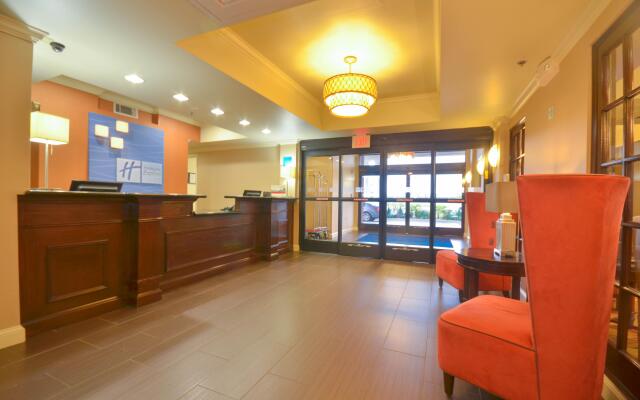 Holiday Inn Express Hotel & Suites Pine Bluff / Pines Mall, an IHG Hotel