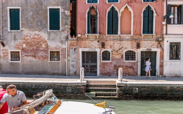 20 Windows on Venice