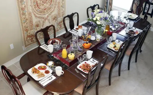 LakeBreeze Niagara Bed & Breakfast