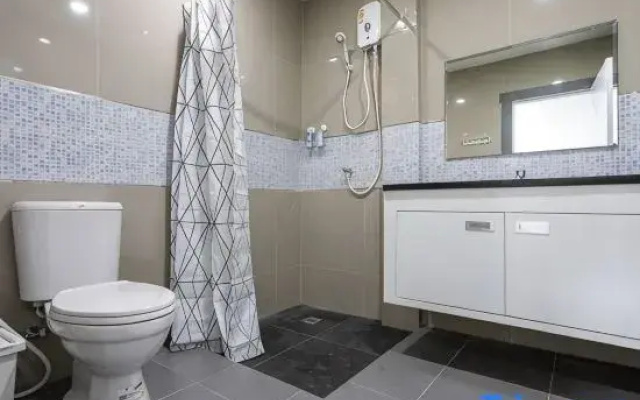 P1 Silom Pan large room full kitchen WIFI 4-6pax