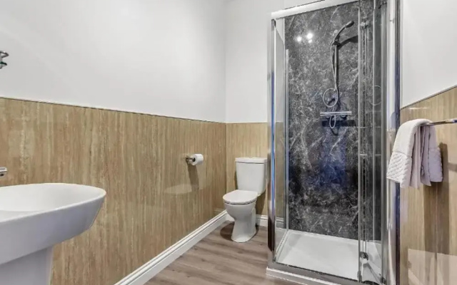 Family - Central - Parking - Wifi - Sleeps 4