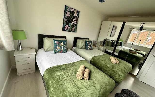 Spacious 4-br Cambridge House, Free Parking
