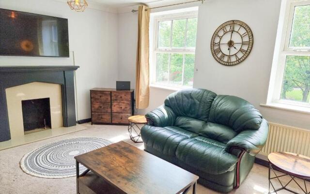 City House in Nice Area - Smart Tv's, 900mb Wifi