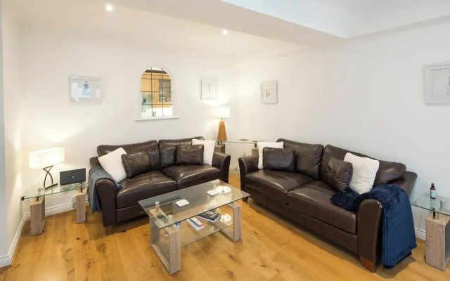 1BD Modern City Oasis: Near London Attractions
