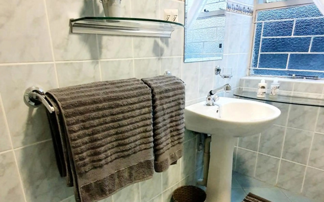 THE SPARE BEDROOM Unit 1